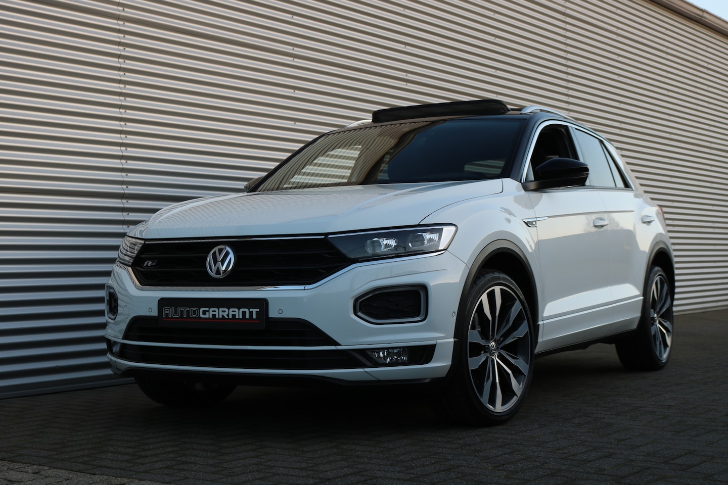 Volkswagen T-Roc - 2.0 TSI 4Motion R-Line DSG 190PK (Panoramadak VirtualCockpit Carplay ACC BeatsSound Camera - AutoWereld.nl