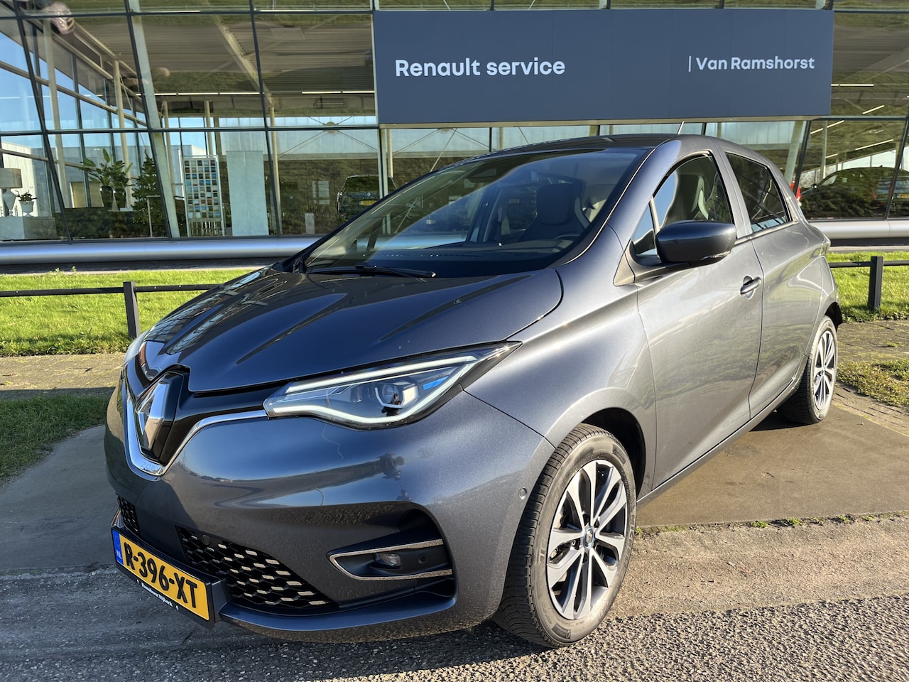 Renault Zoe - E-TECH ELECTRIC R135 Intens 52 kWh / (Koopbatterij) / CCS-SNELLADER! / / Apple Carplay - A - AutoWereld.nl