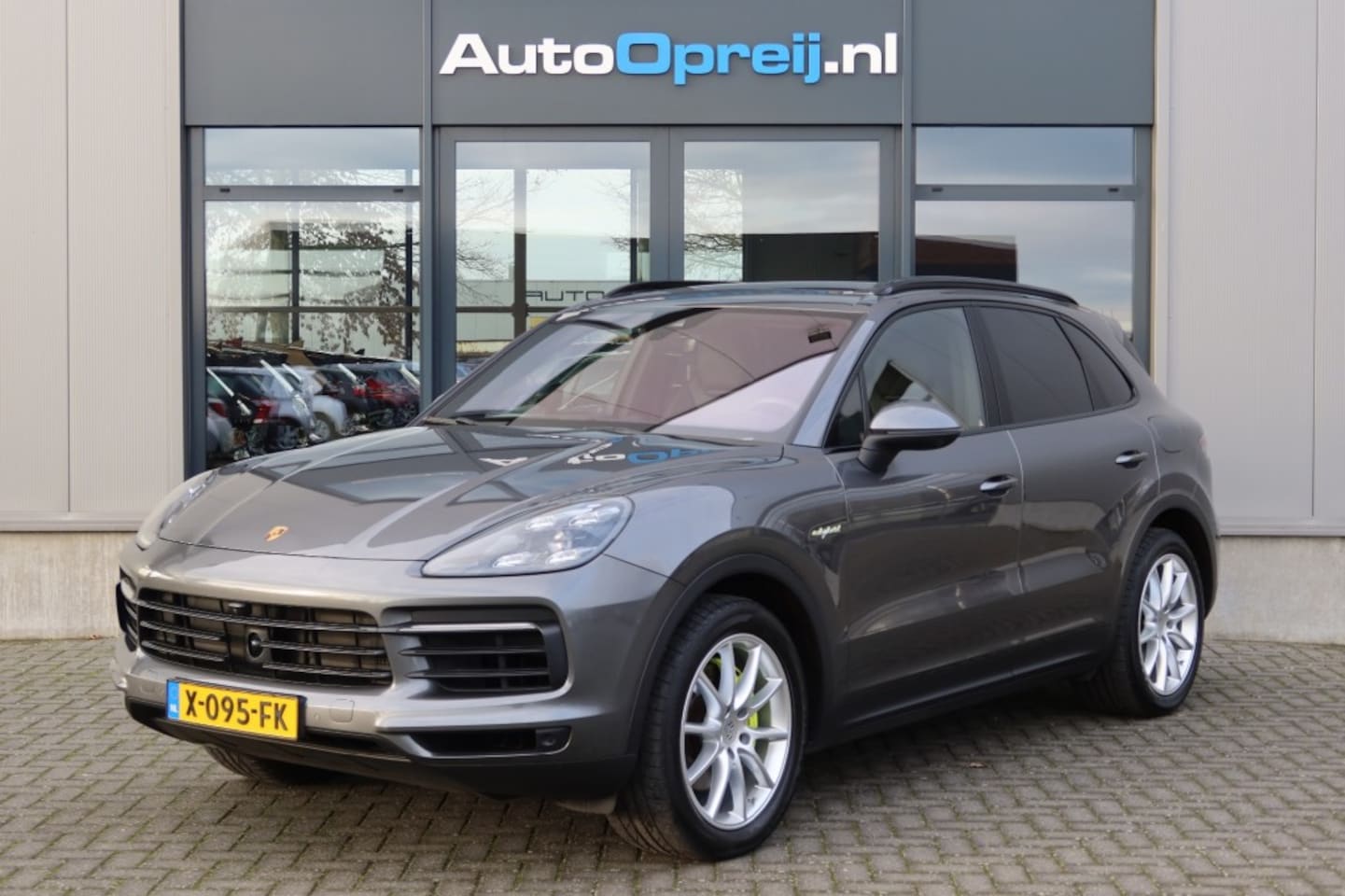 Porsche Cayenne - 3.0 E-Hybrid Platinum Edition Chrono, Pano dak, Trekhaak, Luchtvering, Bose - AutoWereld.nl