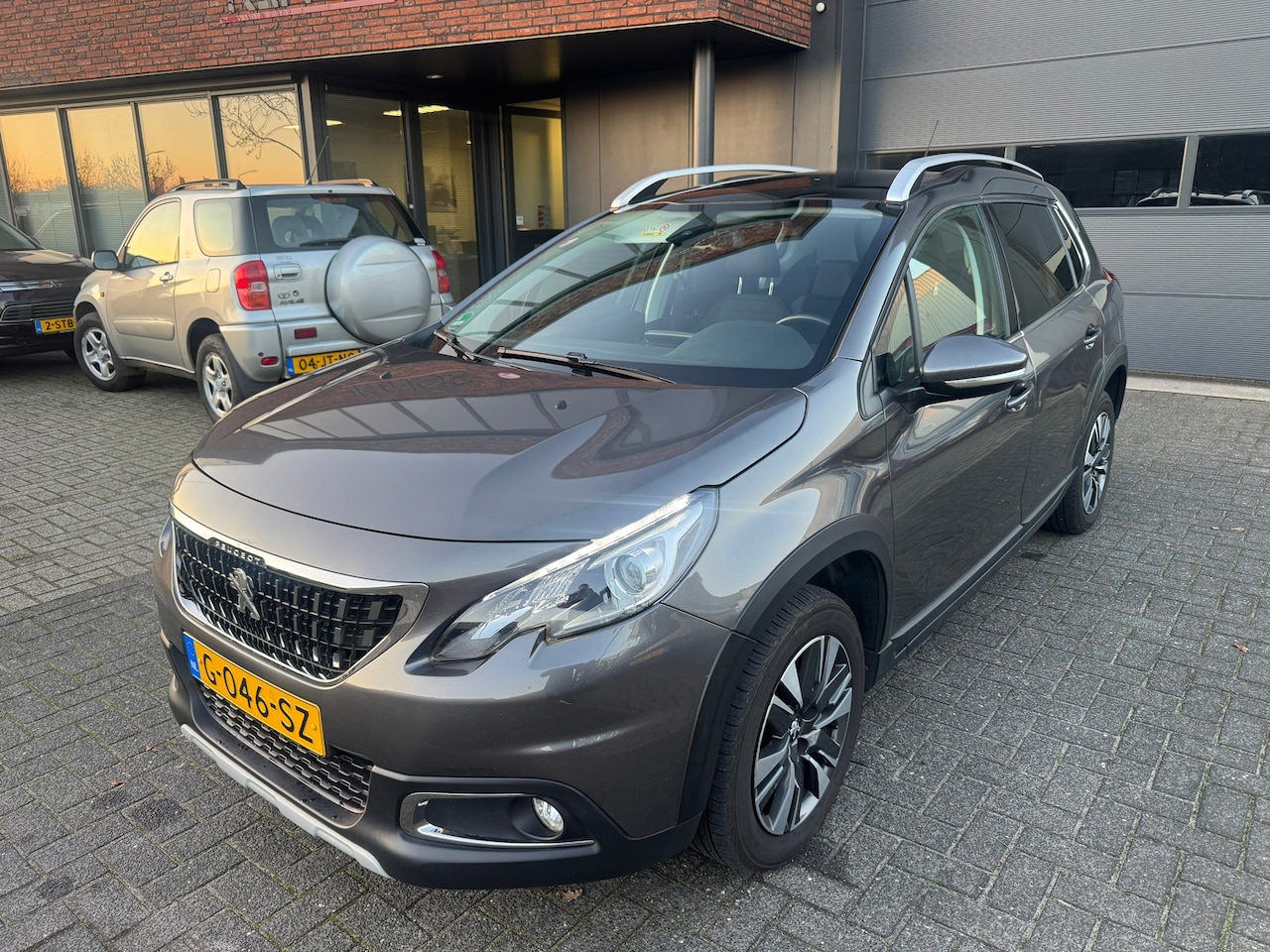 Peugeot 2008 - 1.2 PureTech Allure CAMERA CRUISE PANO TREKHAAK DEALER ONDERHOUDEN ORIG NL NAP - AutoWereld.nl