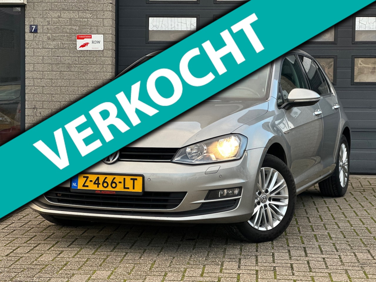 Volkswagen Golf - 1.2 TSI Cup Edition / Stoelverwarming / Dealer Onderhouden / Electrische Trekhaak / PDC Vo - AutoWereld.nl