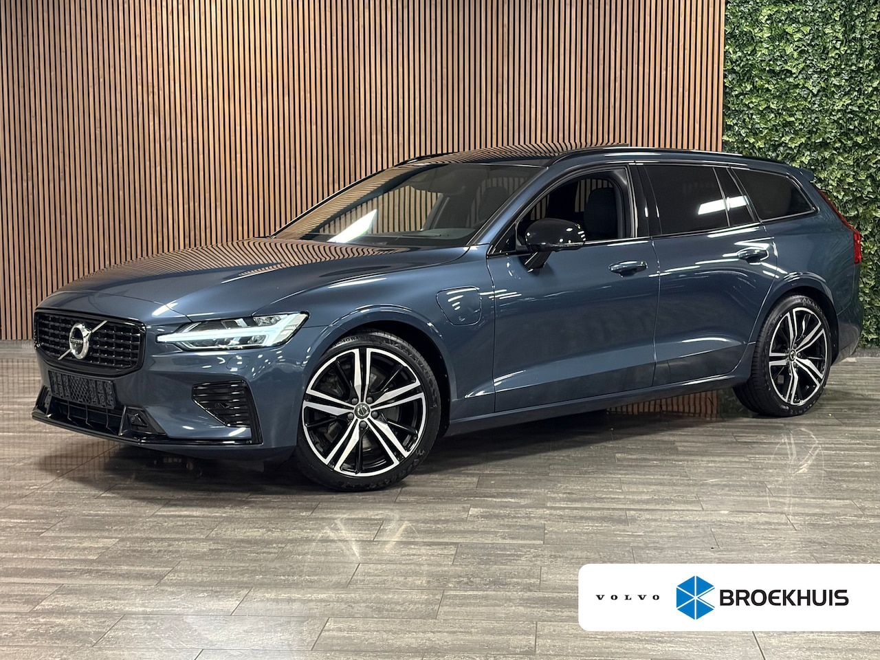 Volvo V60 - T6 AWD Recharge R-Design | Vol! | Schuifdak | Trekhaak | Stoelventilatie | FOUR-C Onderste - AutoWereld.nl