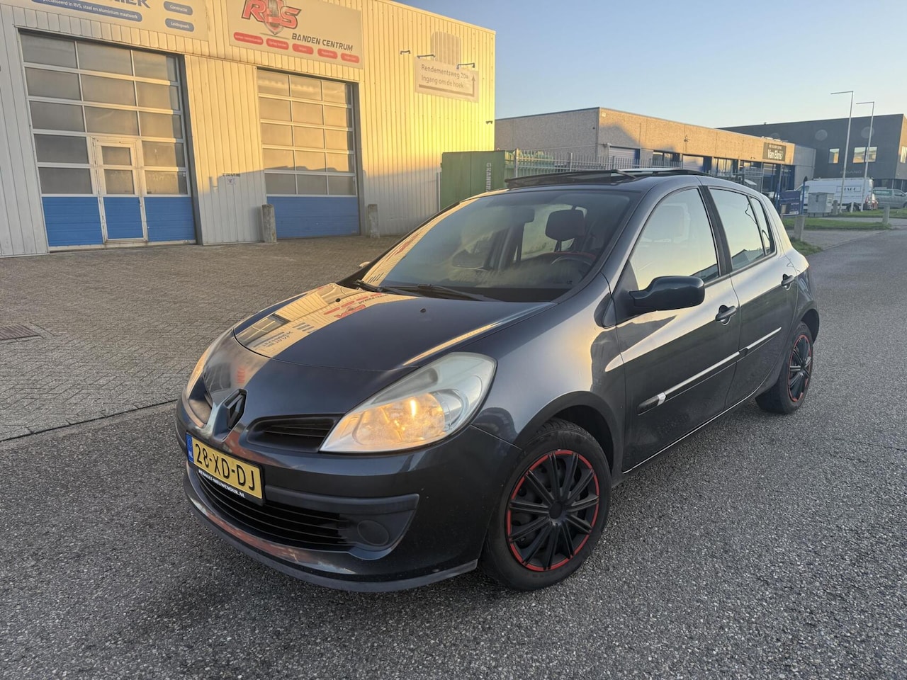 Renault Clio - 1.4-16V Rip Curl 5-DRS Airco Panoramadak - AutoWereld.nl