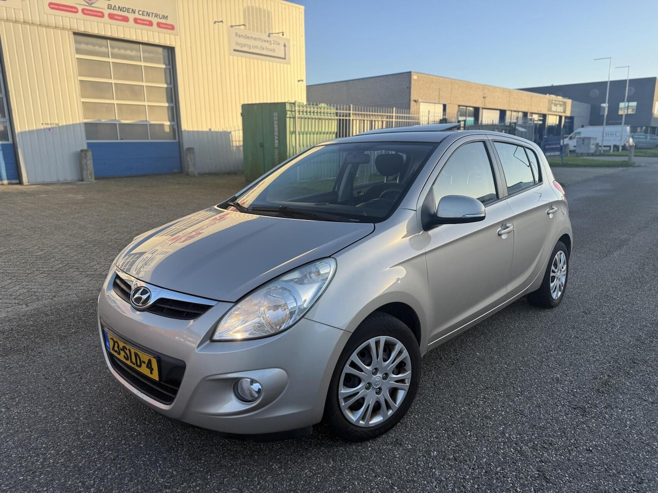 Hyundai i20 - 2011 1.2i 5-DRS Panoramadak Airco Trekhaak Aux - AutoWereld.nl