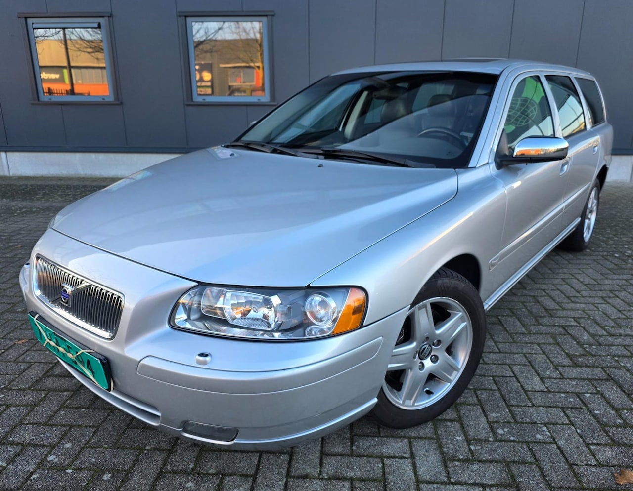 Volvo V70 - 2.5T AWD Momentum 2.5T AWD Momentum, netto € 6.950, schuifdak, etc., bijtelvriendelijk! - AutoWereld.nl