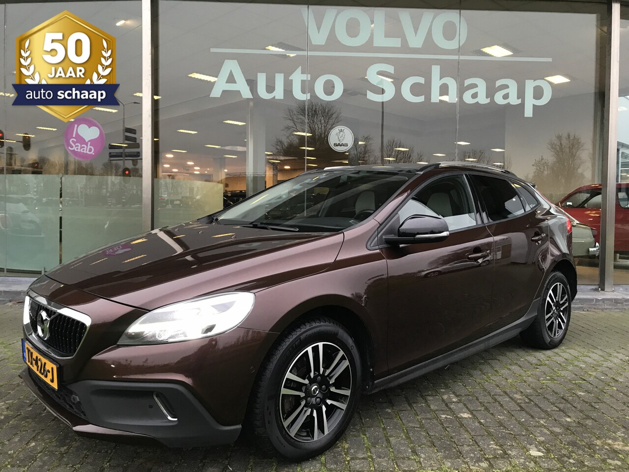 Volvo V40 Cross Country - 1.5 T3 Polar+ Luxury Automaat | Rijklaar incl 12 mnd Bovag | Panoramadak LED Harman/Kardon - AutoWereld.nl