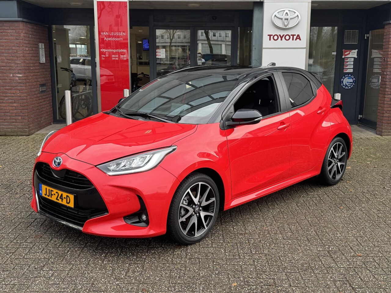 Toyota Yaris - 1.5 Hybrid LAUNCH EDITION TREKHAAK HEAD-UP NAVI PARK-SENSOREN STOELVERW BLIND SPOT 17'' LM - AutoWereld.nl