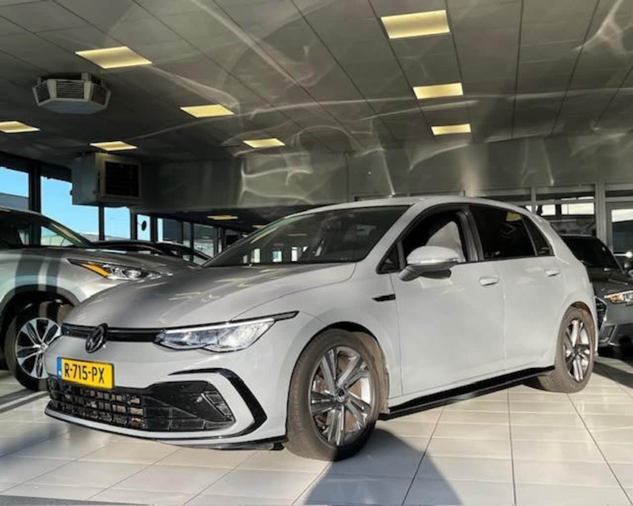 Volkswagen Golf - 1.5 eTSI R-LINE/Virtual Cockpit/Automaat/Apple Carplay/Camera/Stuurverwarming/Leder/Alcant - AutoWereld.nl