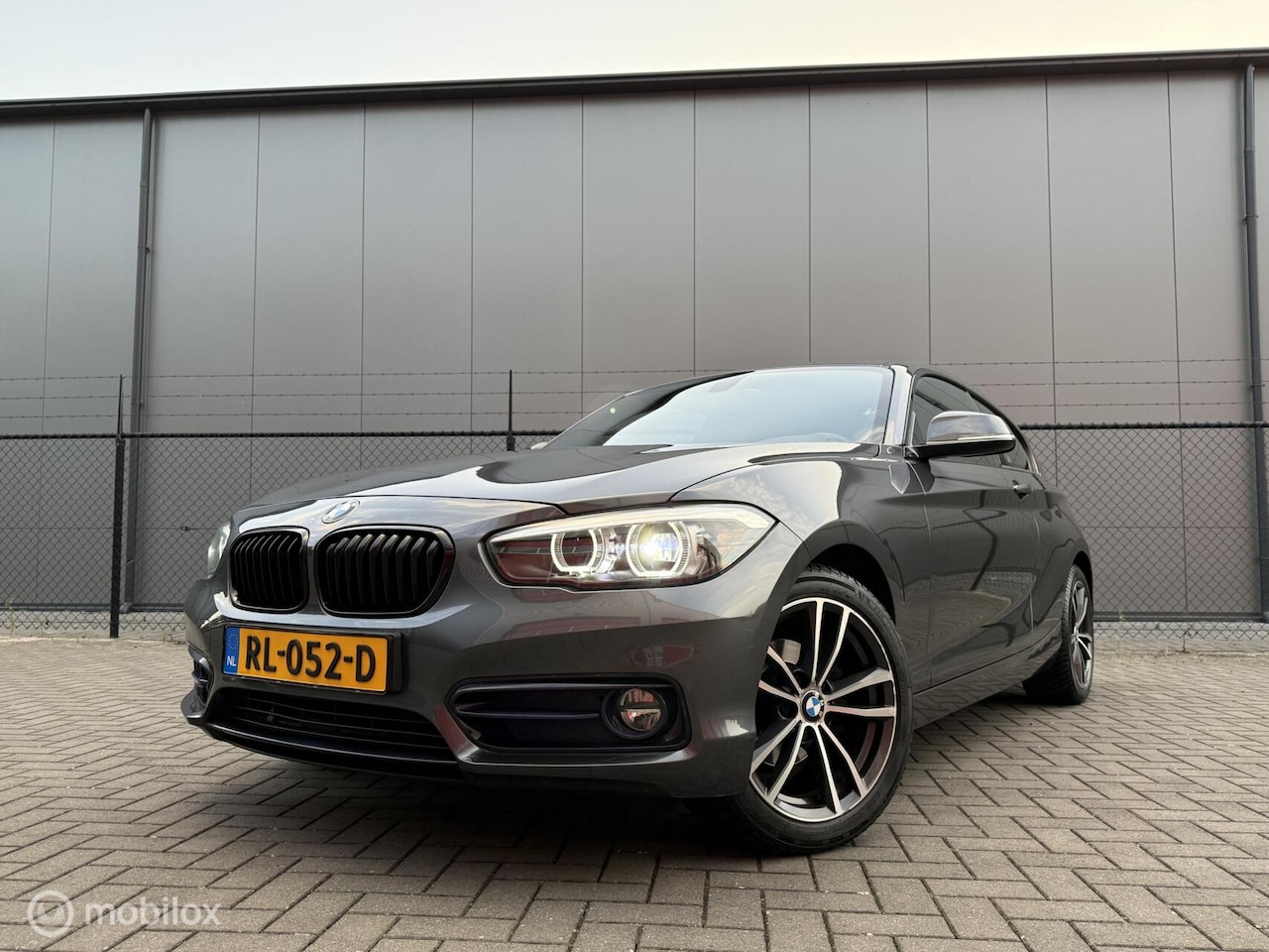 BMW 1-serie - 118i Edition Sport Line Shadow Executive Automaat | Clima | Schuifdak | LED | Trekhaak | P - AutoWereld.nl