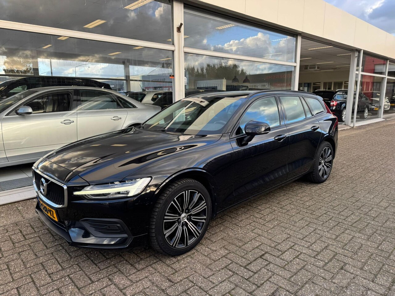 Volvo V60 - 2.0 B3 Momentum Advantage | 1e eigenaar | Automaat | Cruise control | Keyless entry | Navi - AutoWereld.nl