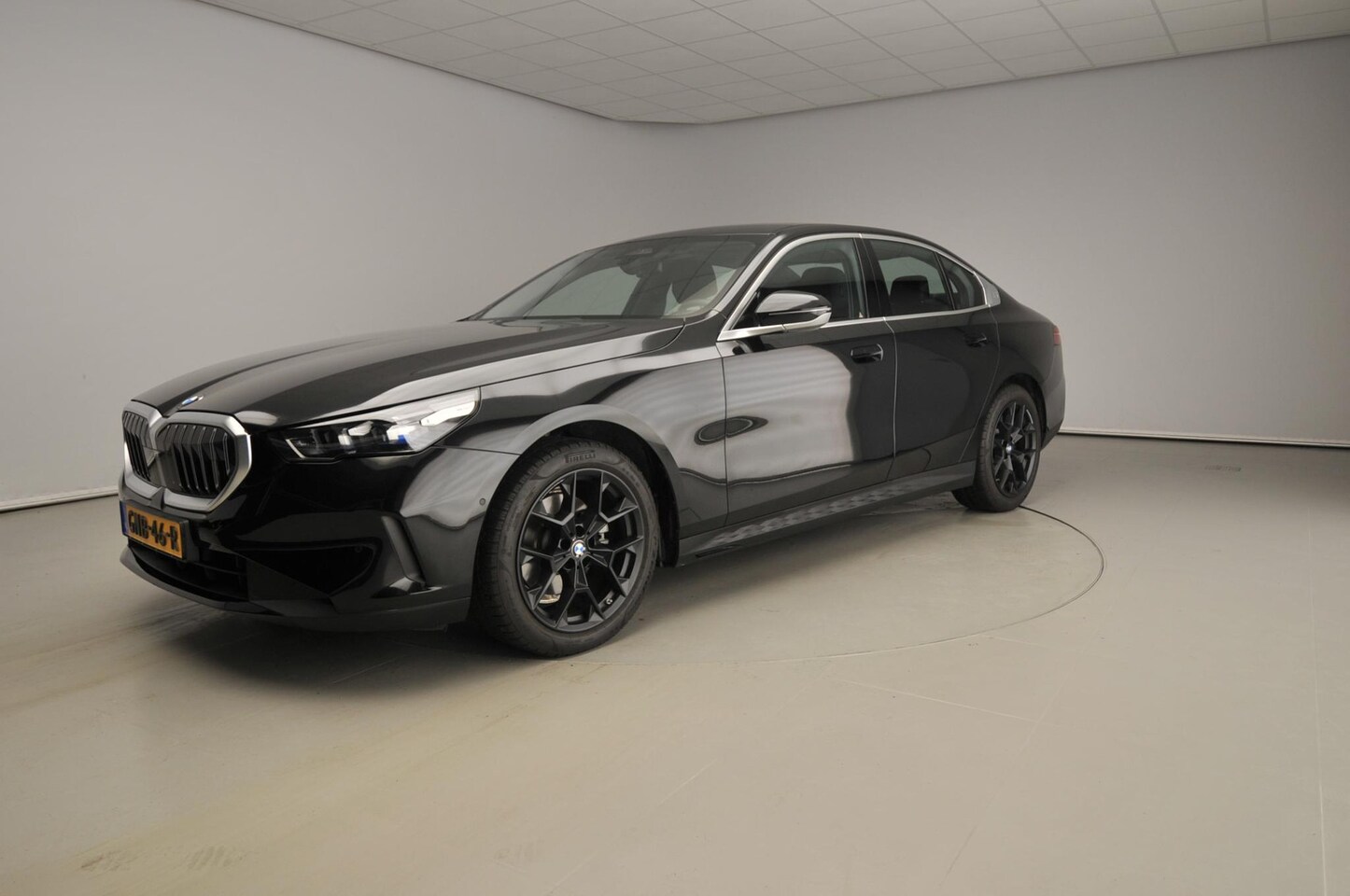 BMW 5-serie - Sedan 520i | LED | Navigatie | Sportstoelen | Stoelverwarming | PDC | DAB | Alu 19 inch - AutoWereld.nl