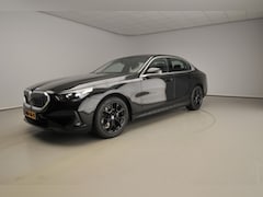 BMW 5-serie - Sedan 520i | LED | Navigatie | Sportstoelen | Stoelverwarming | PDC | DAB | Alu 19 inch