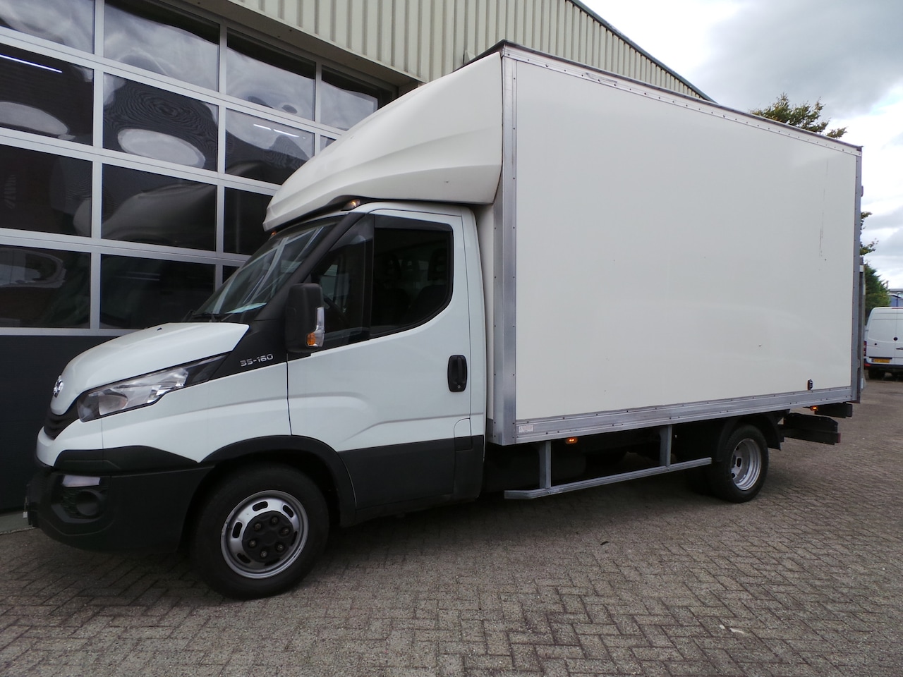 Iveco Daily - 35C16 Bakwagen+laadklep airco,cruise,enz L410cm B208cm H230cm - AutoWereld.nl