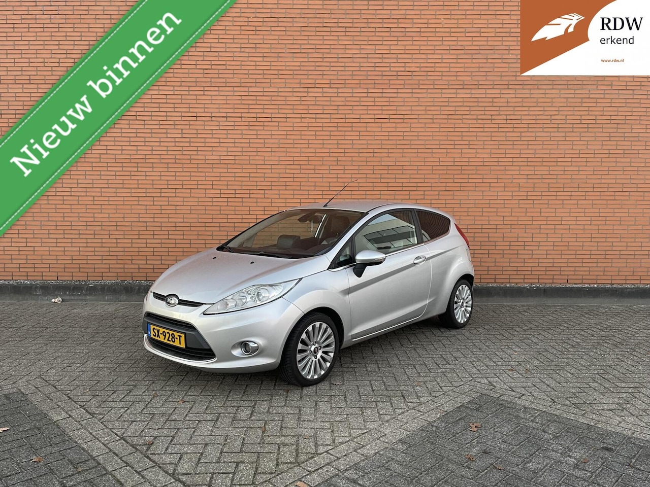 Ford Fiesta - 1.4 Ghia AIRCO | LEER | STOELVRWNG | NAVI | APK - AutoWereld.nl
