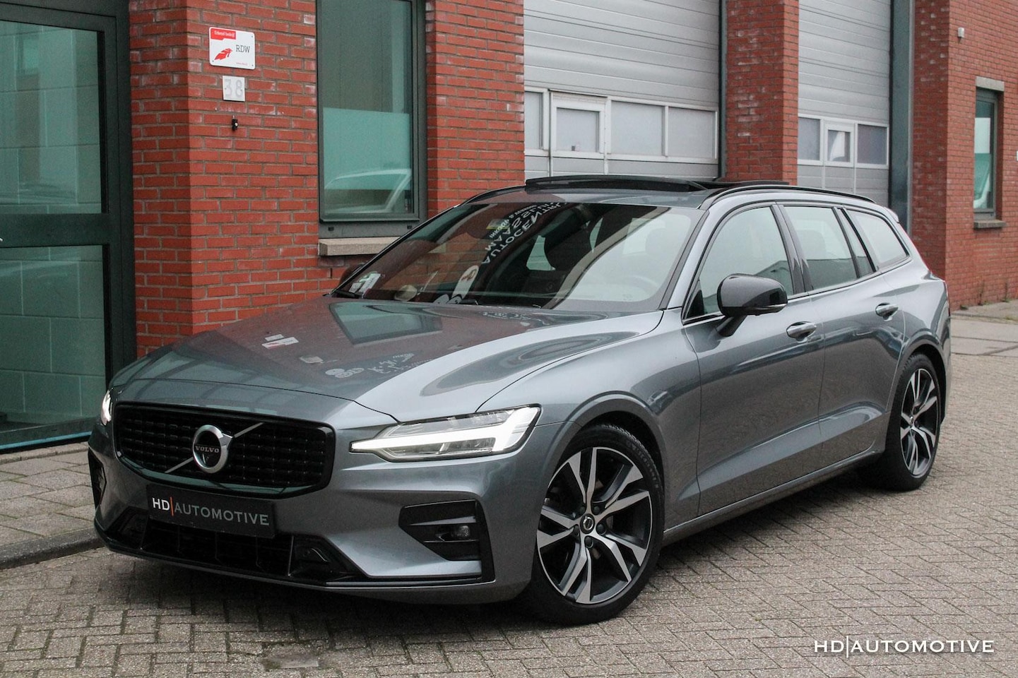 Volvo V60 - 2.0 B3 R-Design PANO|HUD|360CAM|H/K|TREKHAAK - AutoWereld.nl