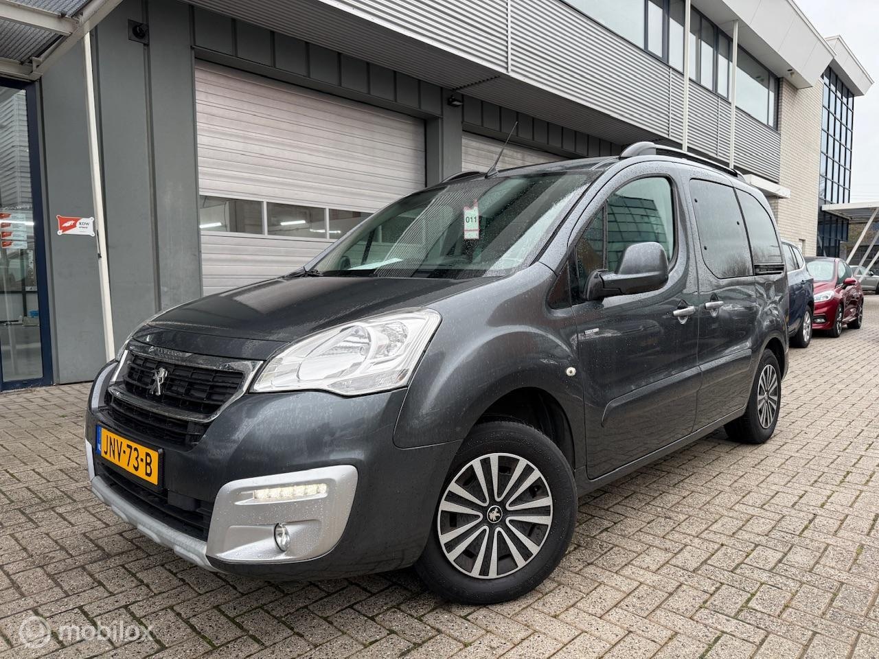 Peugeot Partner MPV - 1.2 Benzine Lage km's Navigatie Nette staat - AutoWereld.nl