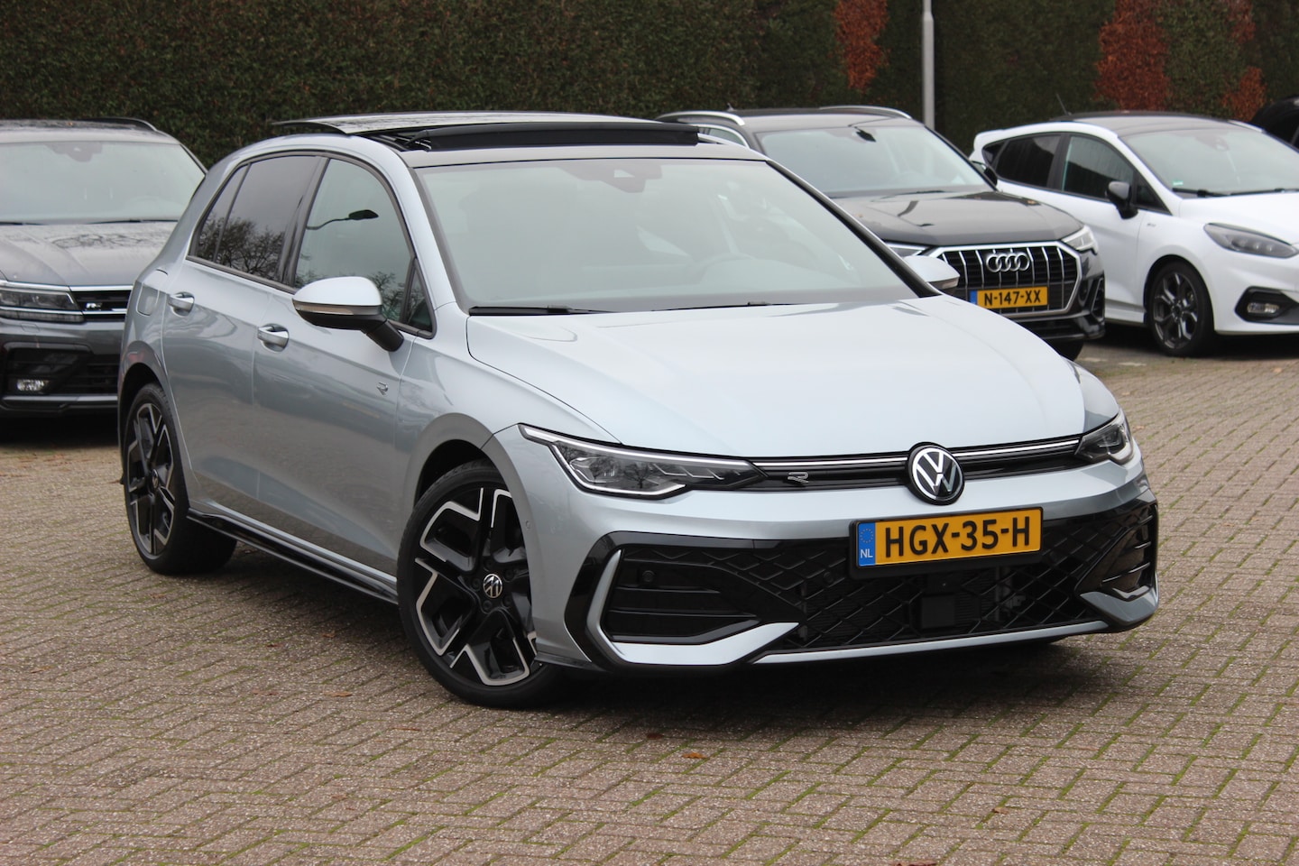 Volkswagen Golf - 1.5 eTSI R-Line Edition / Trekhaak / Panoramadak / 360Camera / Keyless / Matrix LED / 18'' - AutoWereld.nl