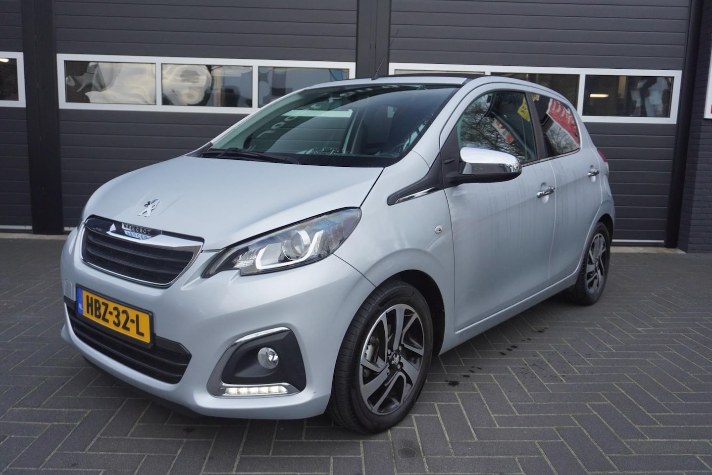 Peugeot 108 - 1.2 Puretech Elek.vouwdak/Camera/Trekhaak afneembaar/Airco - AutoWereld.nl