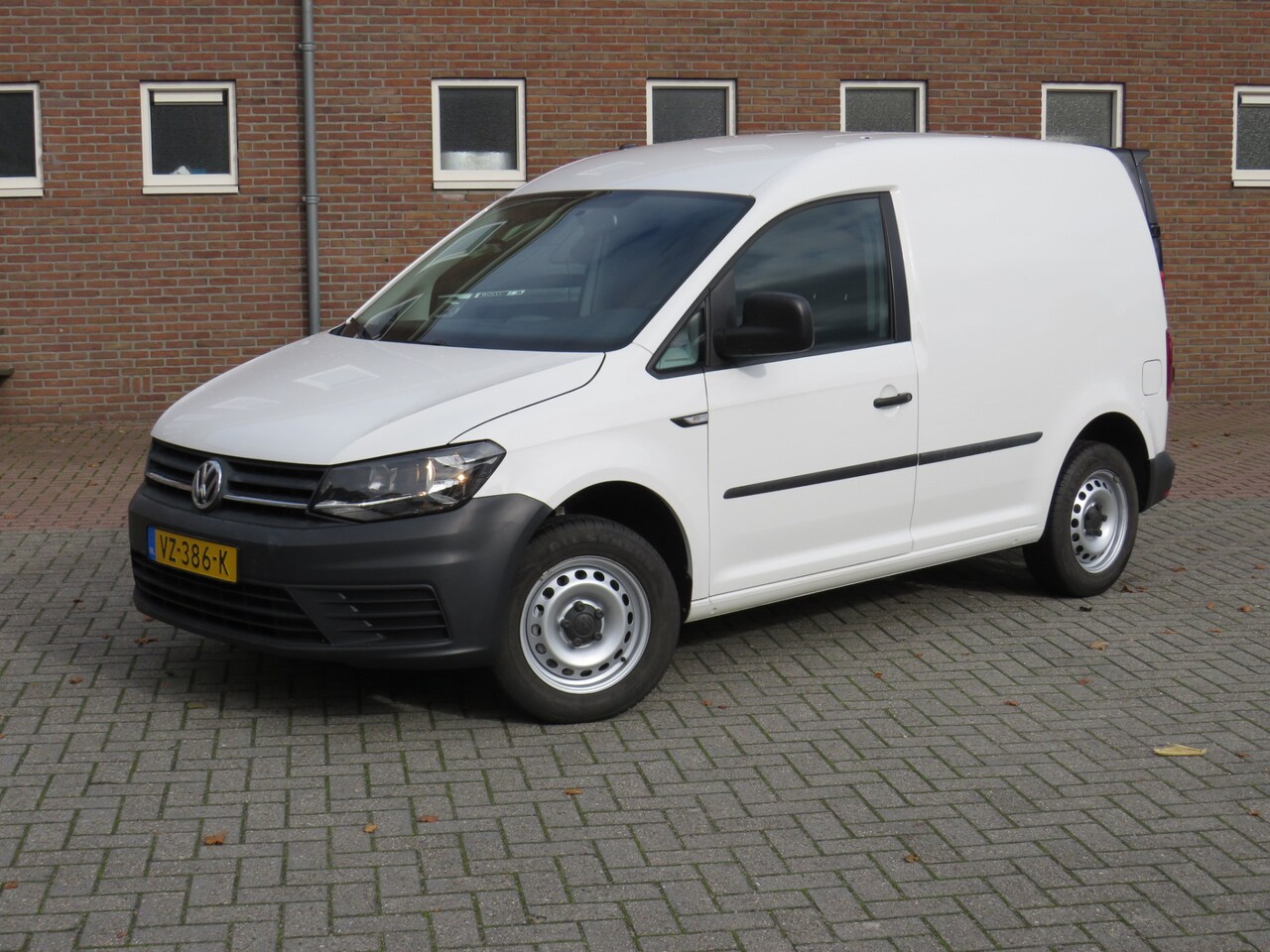 Volkswagen Caddy - 1.6 TDI L1H1 Trendline * Rijklaarprijs incl. garantie * Camera * Trekhaak * Airco * Blueto - AutoWereld.nl
