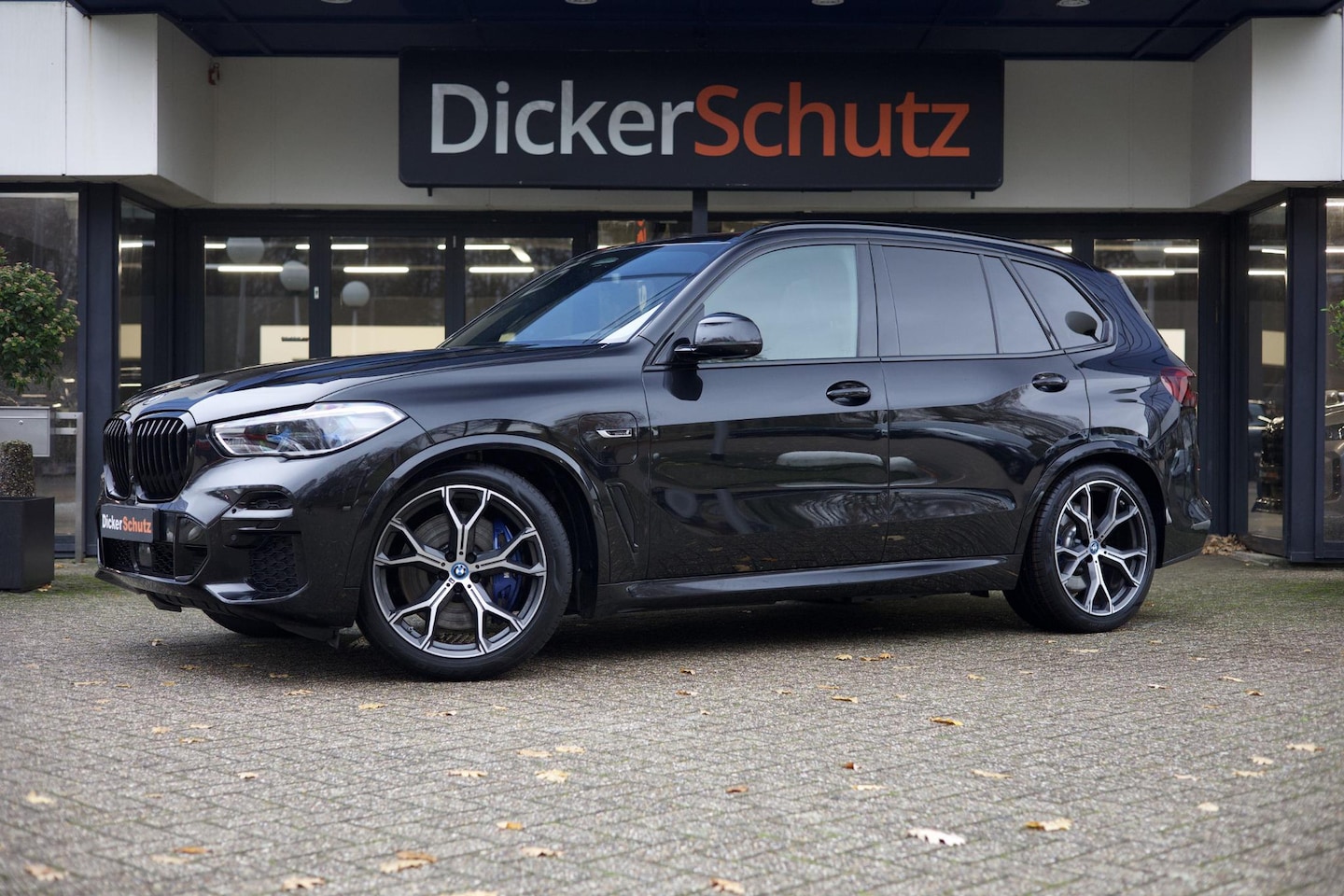BMW X5 - xDrive45e M Sport SkyLounge | B & W | Vierwielbesturing | Trekhaak - AutoWereld.nl