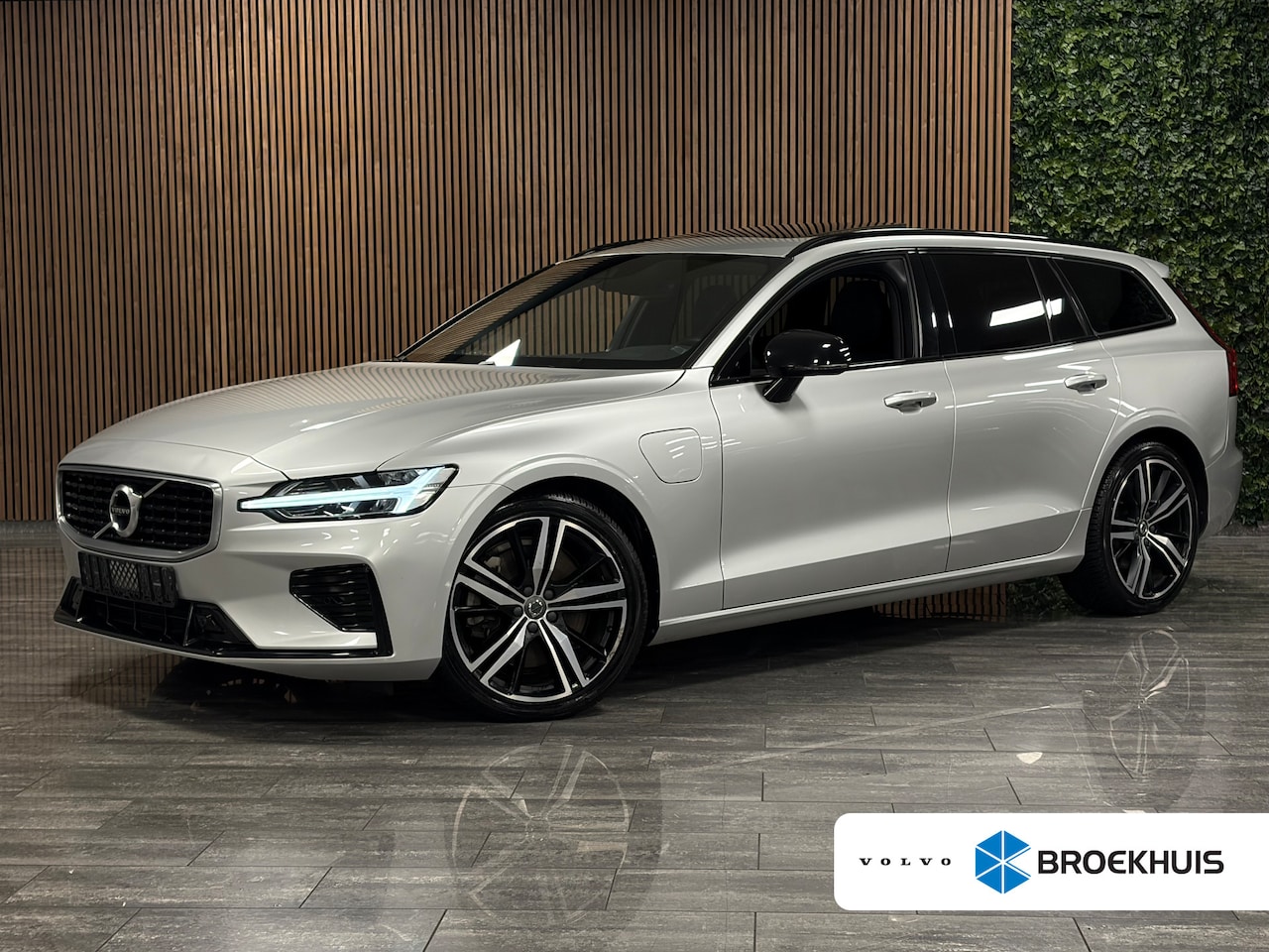 Volvo V60 - T6 AWD Recharge R-Design Schuifdak | Harman Kardon | Adaptieve Cruise Control | Standkache - AutoWereld.nl
