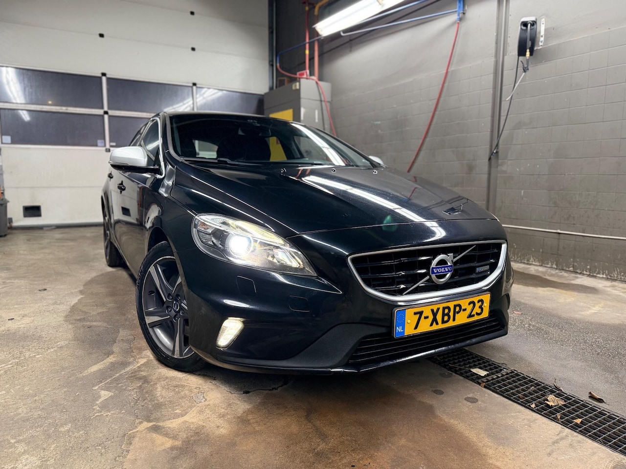 Volvo V40 - 2.0 D4 R-Design 190PK (bj 2014) NAV|ECC|LEER|XENON|TREKHAAK - AutoWereld.nl