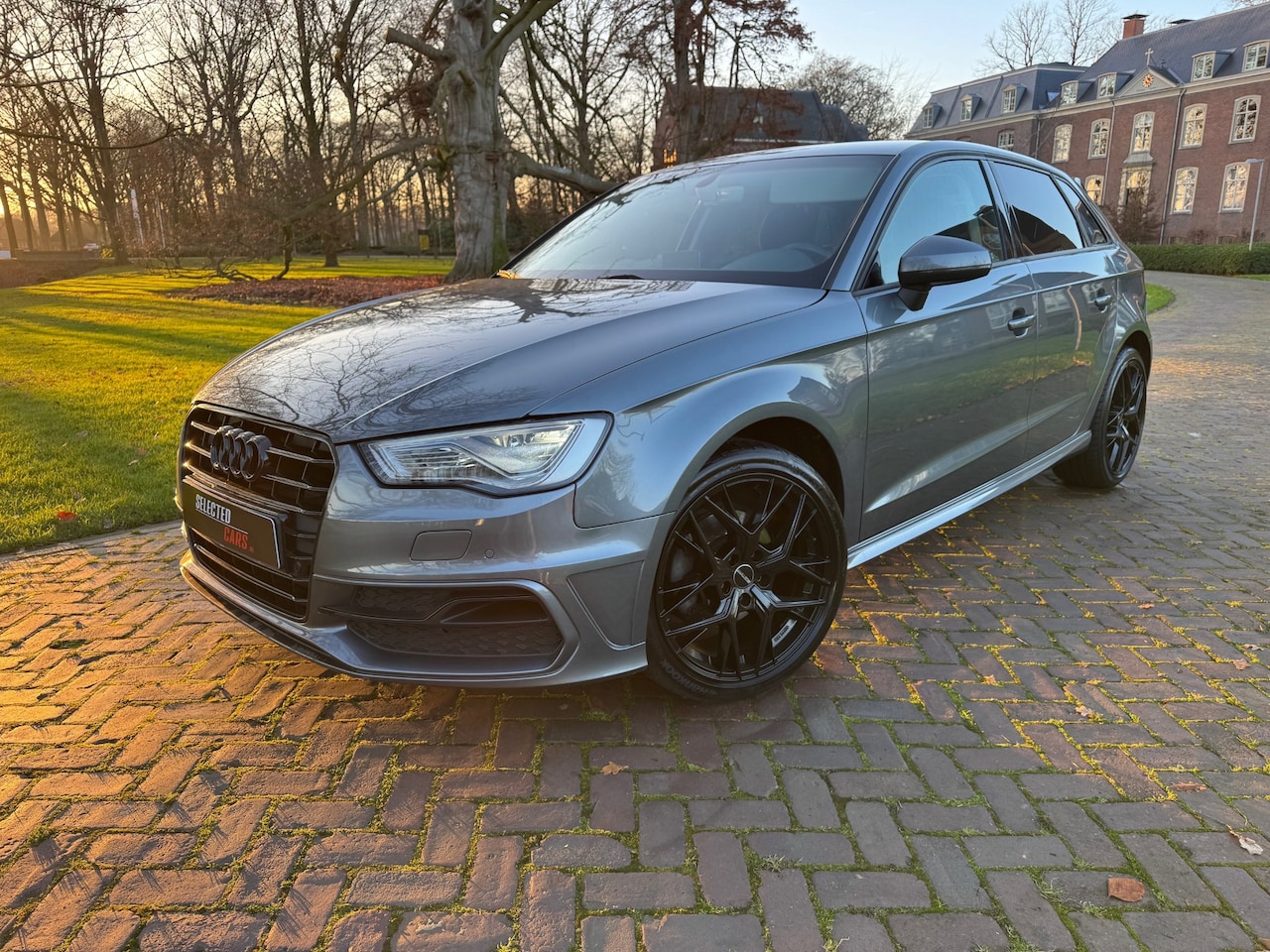 Audi A3 Sportback - 1.6 TDI Sport Lease Edition Audi A3 Sport Lease Edition S-Line Sportback handgeschakeld uit 2016 in het Grijs. - AutoWereld.nl