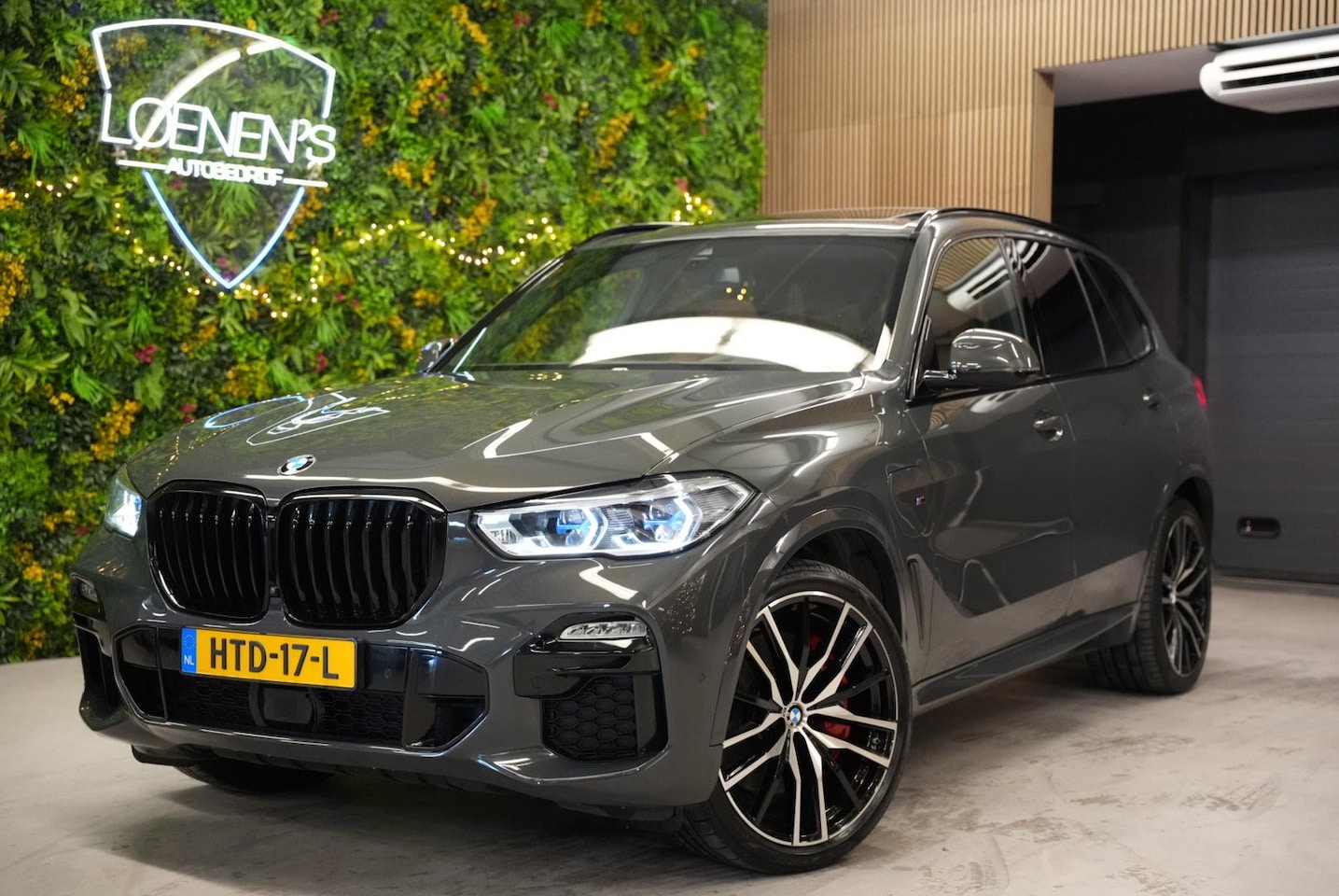 BMW X5 - XDrive45e High Executive M-Sport / Dravitgrau / Pano / H&K / - AutoWereld.nl