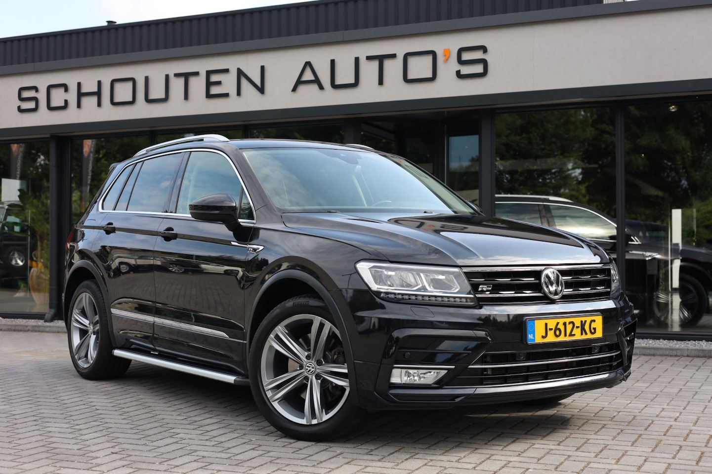 Volkswagen Tiguan - 2.0 TSI 4Motion Highline Aut. R-Line | Leder | Navi | Trekhaak | 19"LMV - AutoWereld.nl