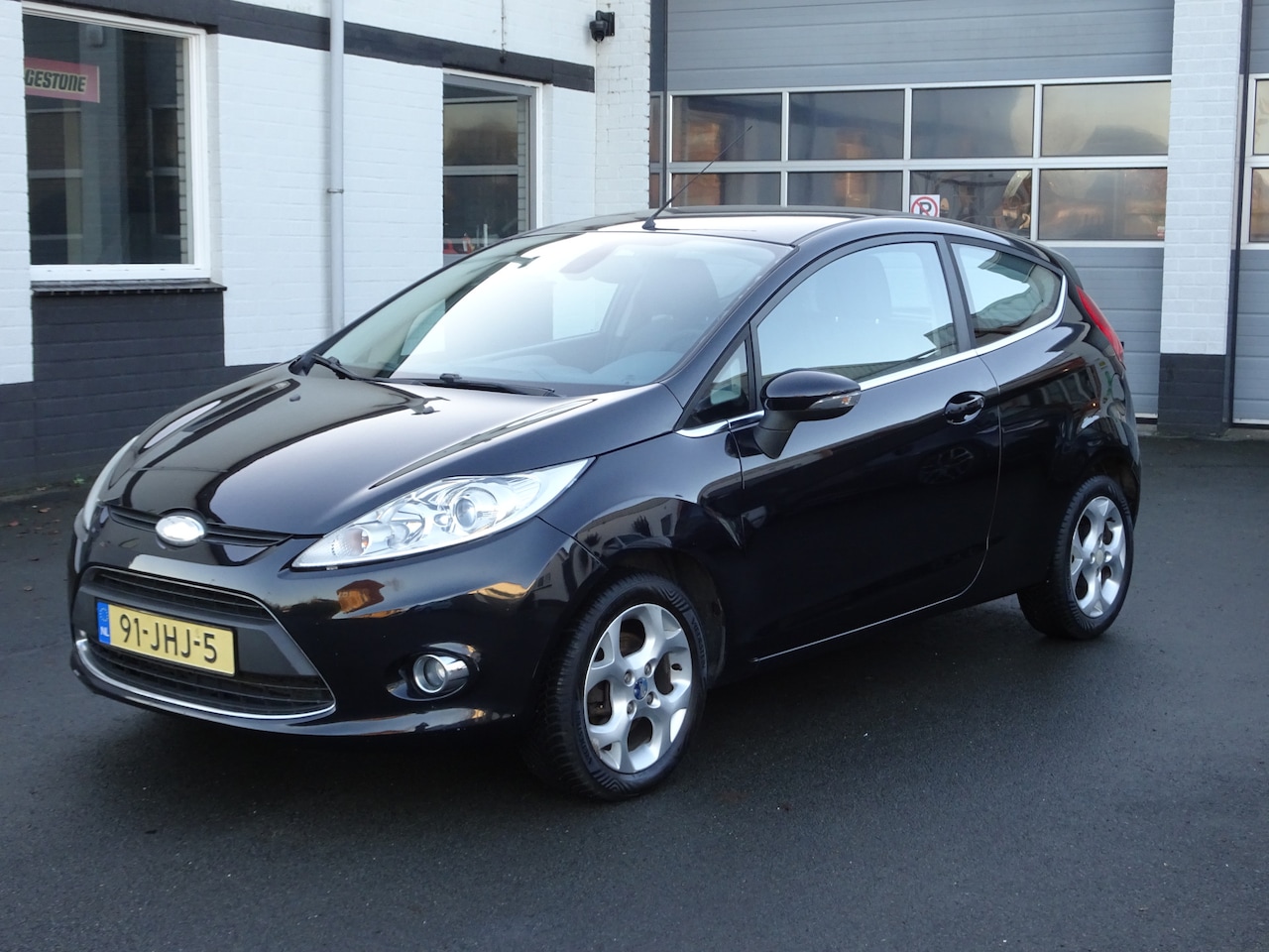 Ford Fiesta - 1.4 Titanium Automatische airco, cruise controle, licht metalen velgen, enz. - AutoWereld.nl