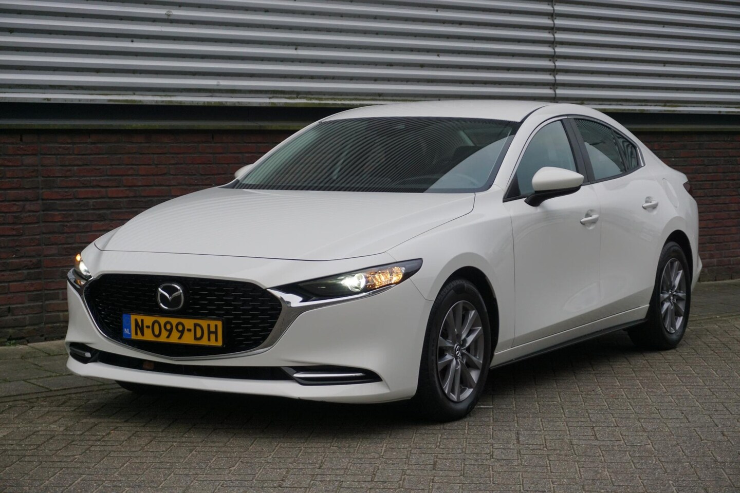 Mazda 3 - 2.0 e-SkyActiv-X M Hybrid 186PK/Head-Up/LED/ Dealeronderhouden. - AutoWereld.nl