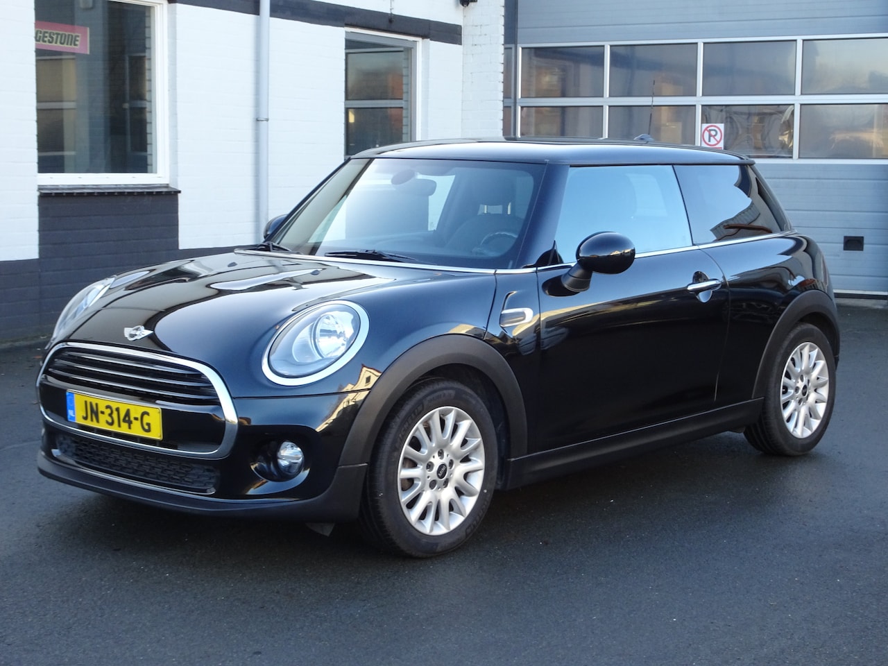 MINI Cooper - Mini 1.5 Business Automatische airco, navigatie, cruise controle, parkeersensoren, licht m - AutoWereld.nl