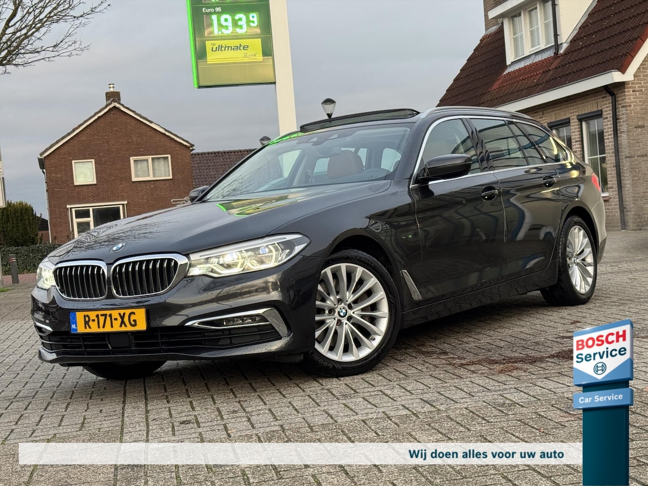 BMW 5-serie Touring - 530i xDrive Luxury Line / Panoramadak / Keyless / Trekhaak / Head-Up / Leder / Dealer Onde - AutoWereld.nl