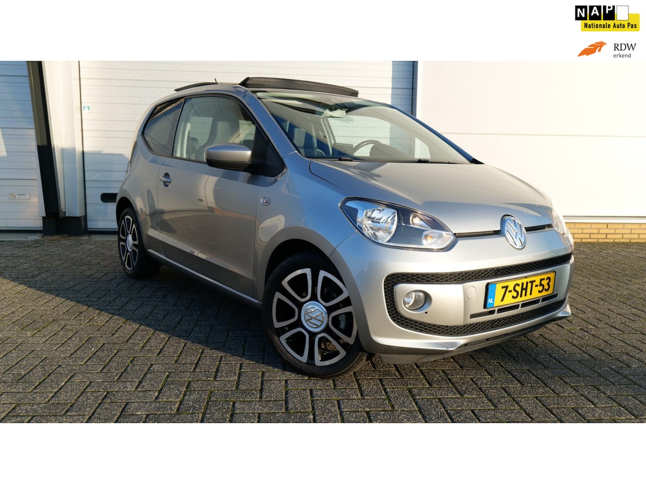 Volkswagen Up! - 1.0 high up! NL-Auto NAP Pano Leer Stoelverwarming Cruise - AutoWereld.nl