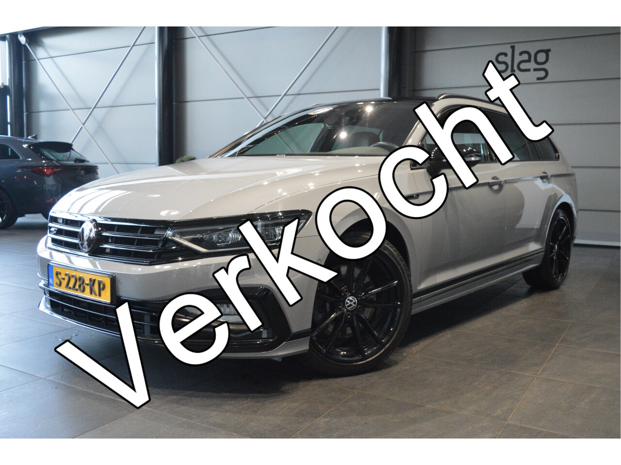 Volkswagen Passat Variant - 2.0 TSI 4Motion R-LINE Black Style trekhaak 272 pk !! - AutoWereld.nl