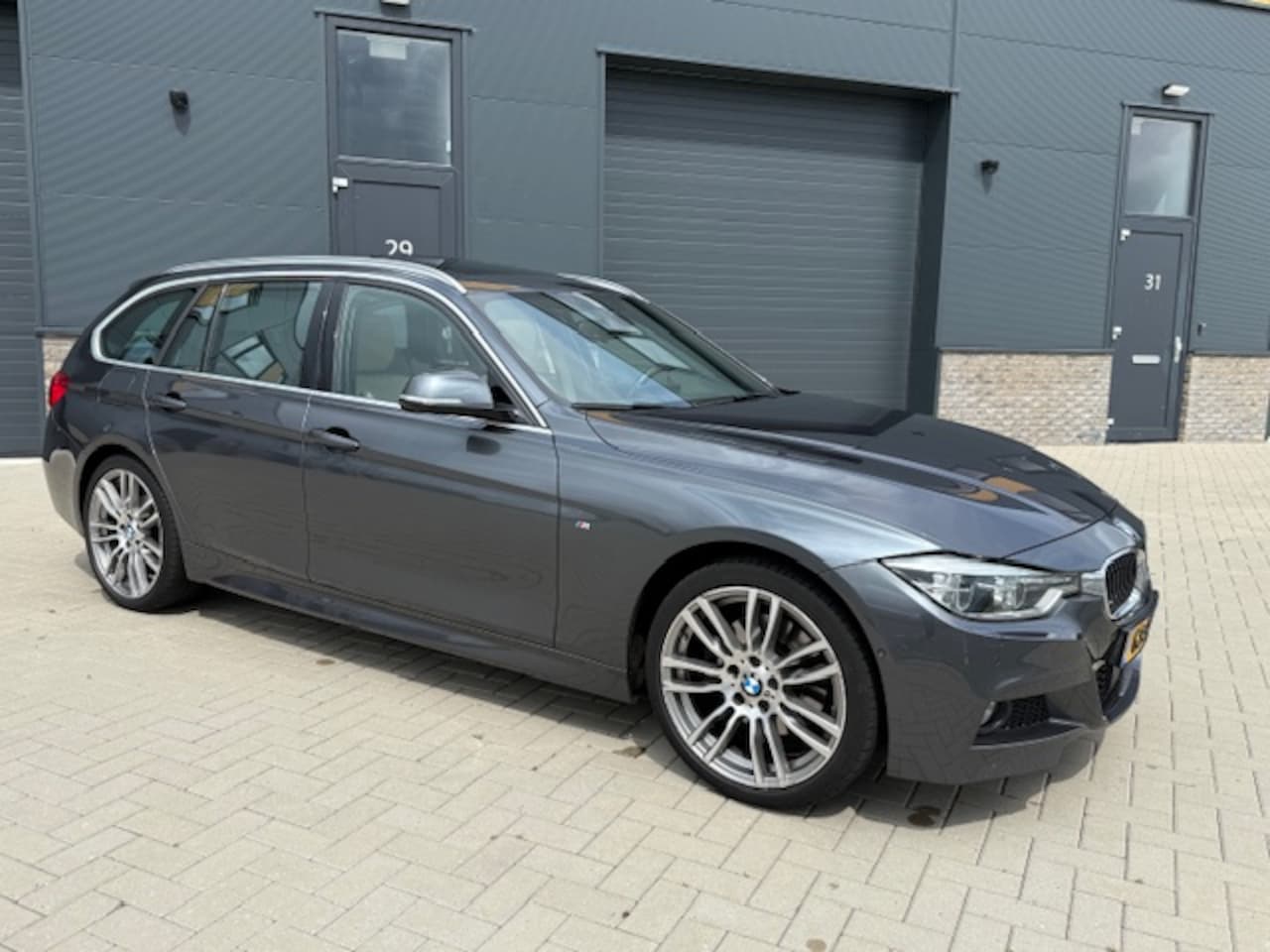 BMW 3-serie Touring - 330i xDrive M Sport Panoramadak / Volledig BMW dealer onderhouden - AutoWereld.nl