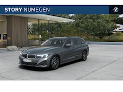 BMW 3-serie Touring - 330e Automaat / Trekhaak / Achteruitrijcamera / Live Cockpit Plus / Cruise Control / Stoel