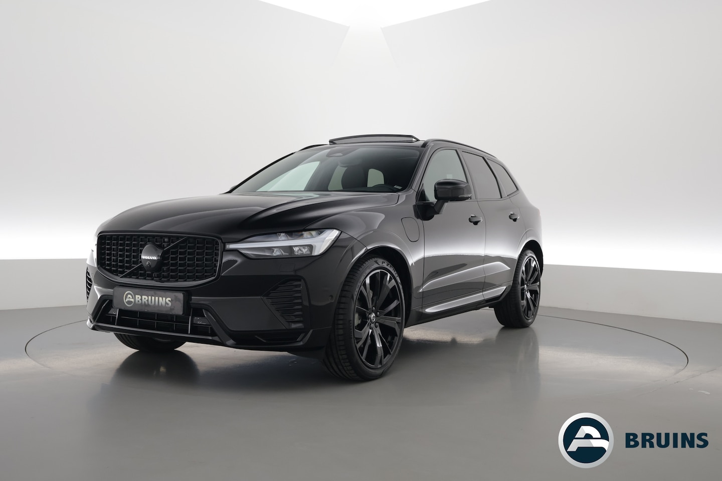 Volvo XC60 - 2.0 T6 Plug-in hybrid AWD Plus Black Edition | Luchtvering | Head-up | 360 camera | ACC | - AutoWereld.nl