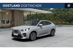 BMW iX2 - eDrive20 M Sport / Panoramadak / Sportstoelen / Adaptieve LED / Head-Up / M Adaptief onder