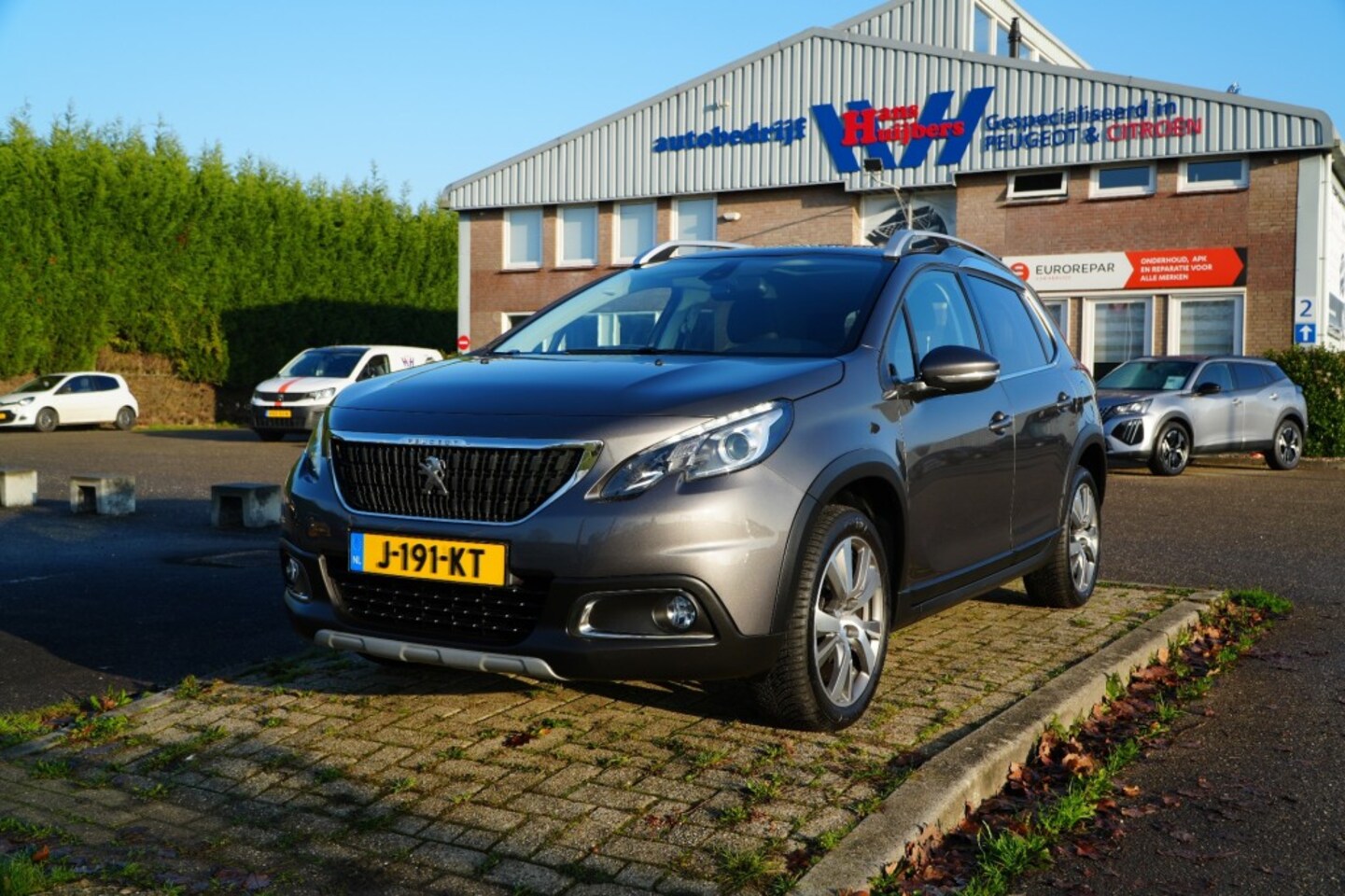 Peugeot 2008 - ALLURE 1.2-130pk EAT6 AUTOMAAT incl. rijklaar kosten en 12 maanden garantie - AutoWereld.nl
