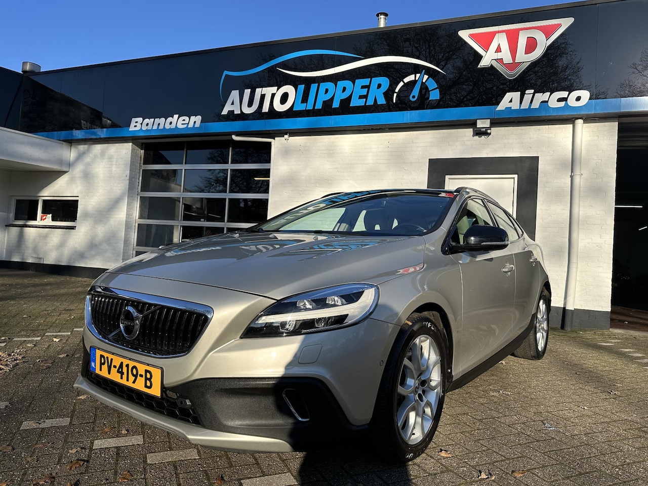 Volvo V40 Cross Country - 1.5 T3 Nordic+ /Vol optie/Leder/Panoramaraam/Nieuwe apk bij aflevering/Automaat/all season - AutoWereld.nl