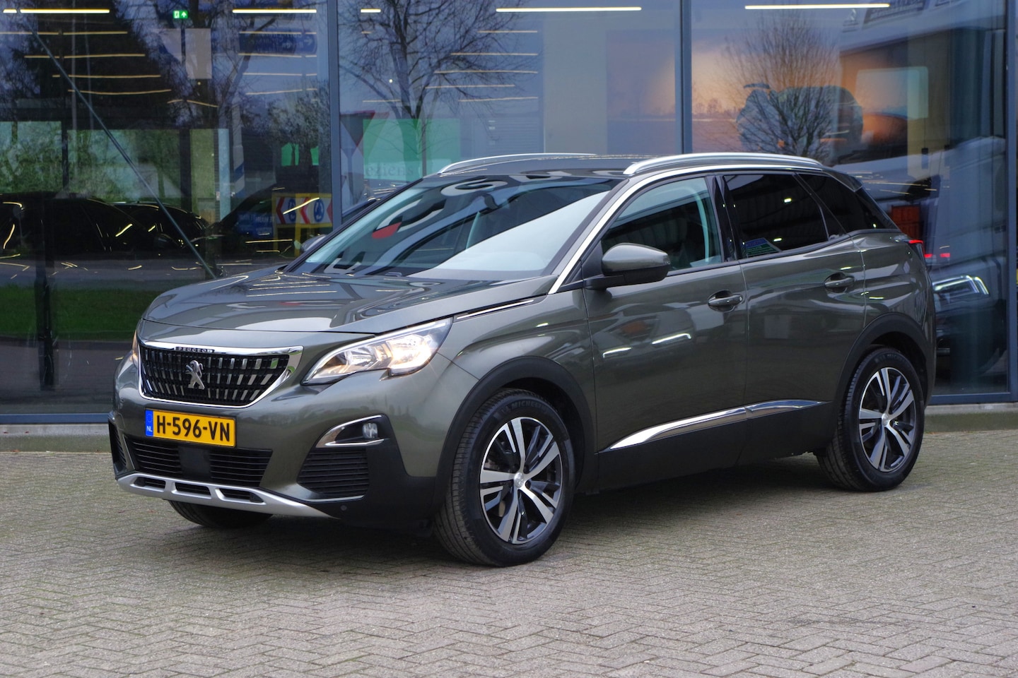 Peugeot 3008 - 1.2 PureTech 130 PK Automaat Blue Lease Premium, Trekhaak, Cruise Control, Camera - AutoWereld.nl