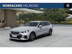 BMW 5-serie Touring - 530e M Sport Automaat / Trekhaak / Achteruitrijcamera / Adaptieve LED / M Sportonderstel /