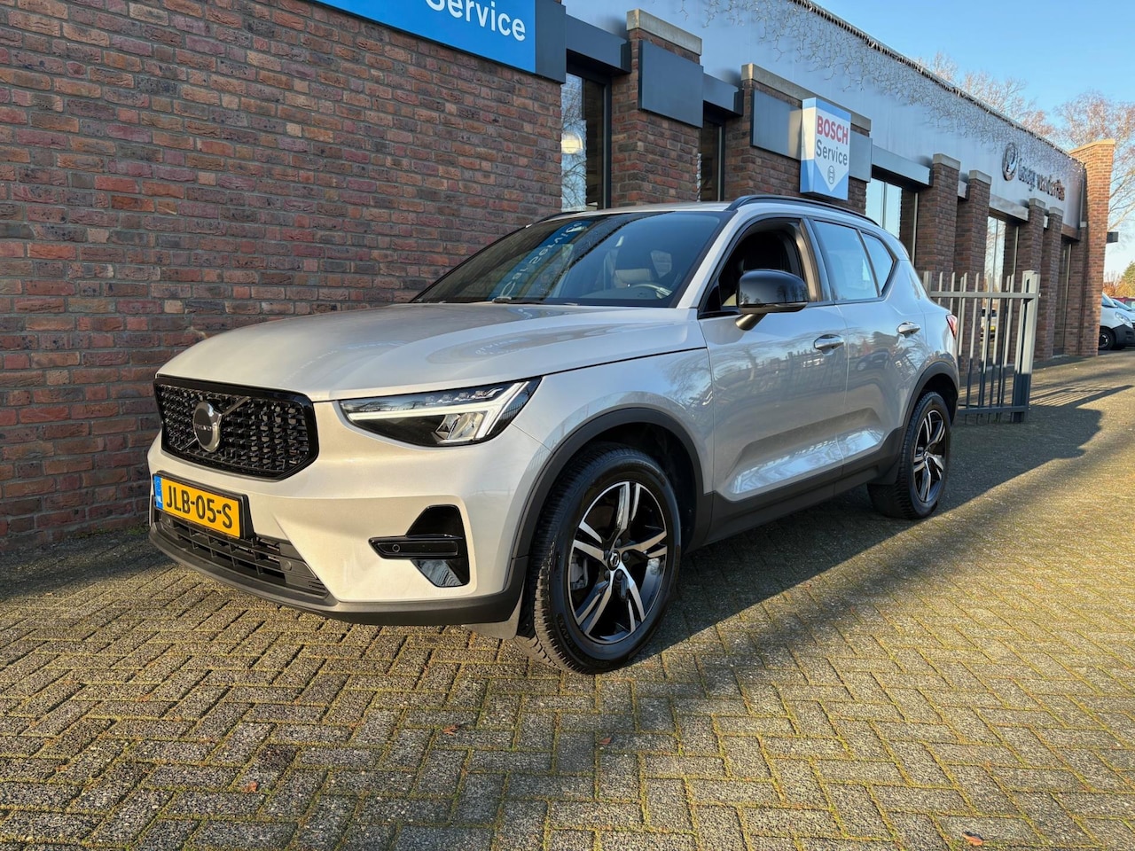 Volvo XC40 - 2.0 B3 Essential Dark|LED|Stoel en Stuur verwarming| Harman Cardon - AutoWereld.nl