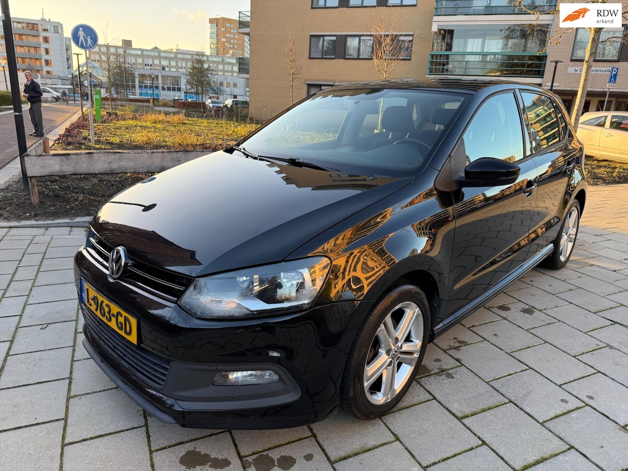 Volkswagen Polo - 1.2 R-LINE | Airco | Sportieve Look - AutoWereld.nl