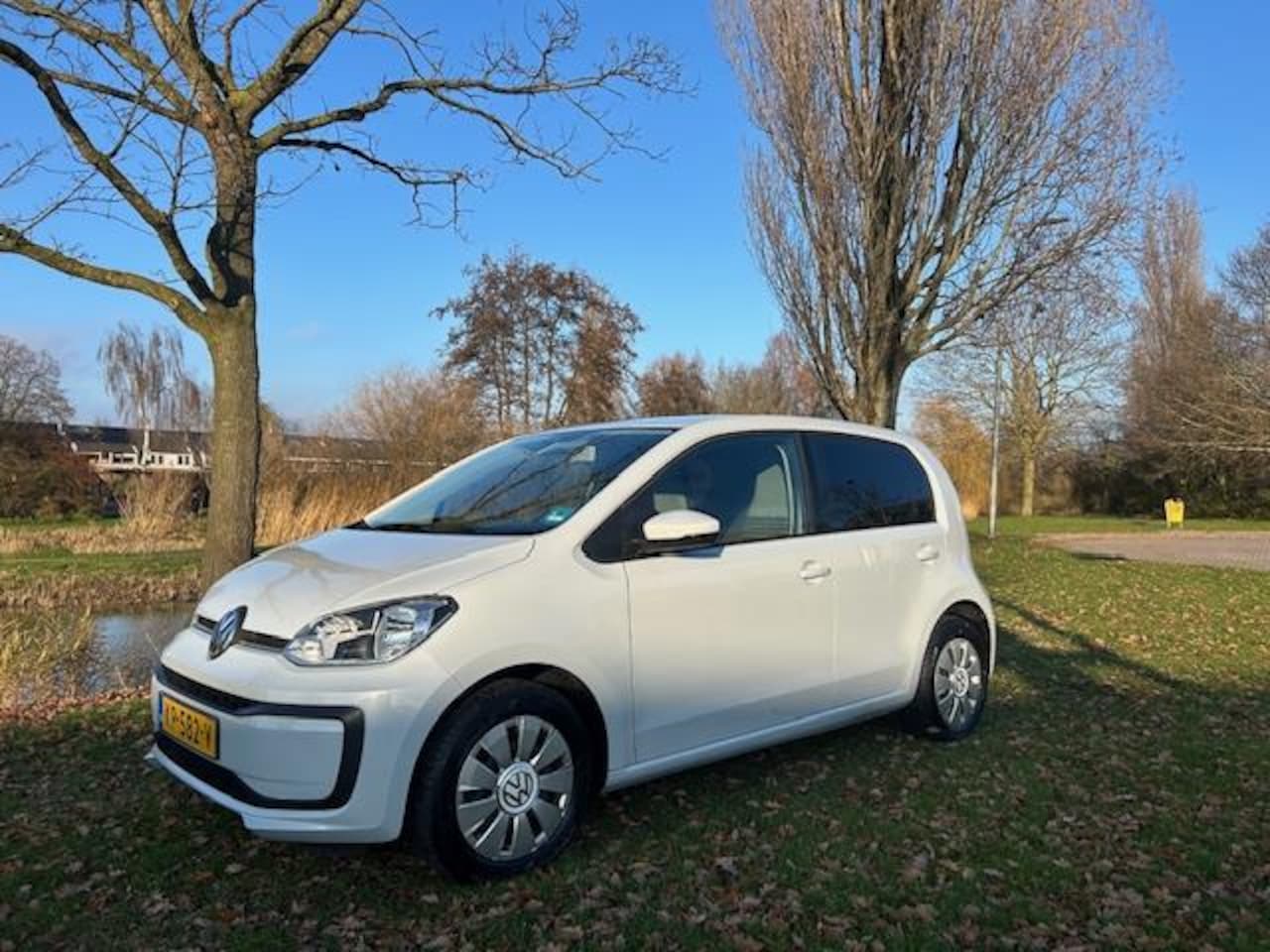 Volkswagen Up! - 1.0 BMT move up! Silver White Metallic - AutoWereld.nl