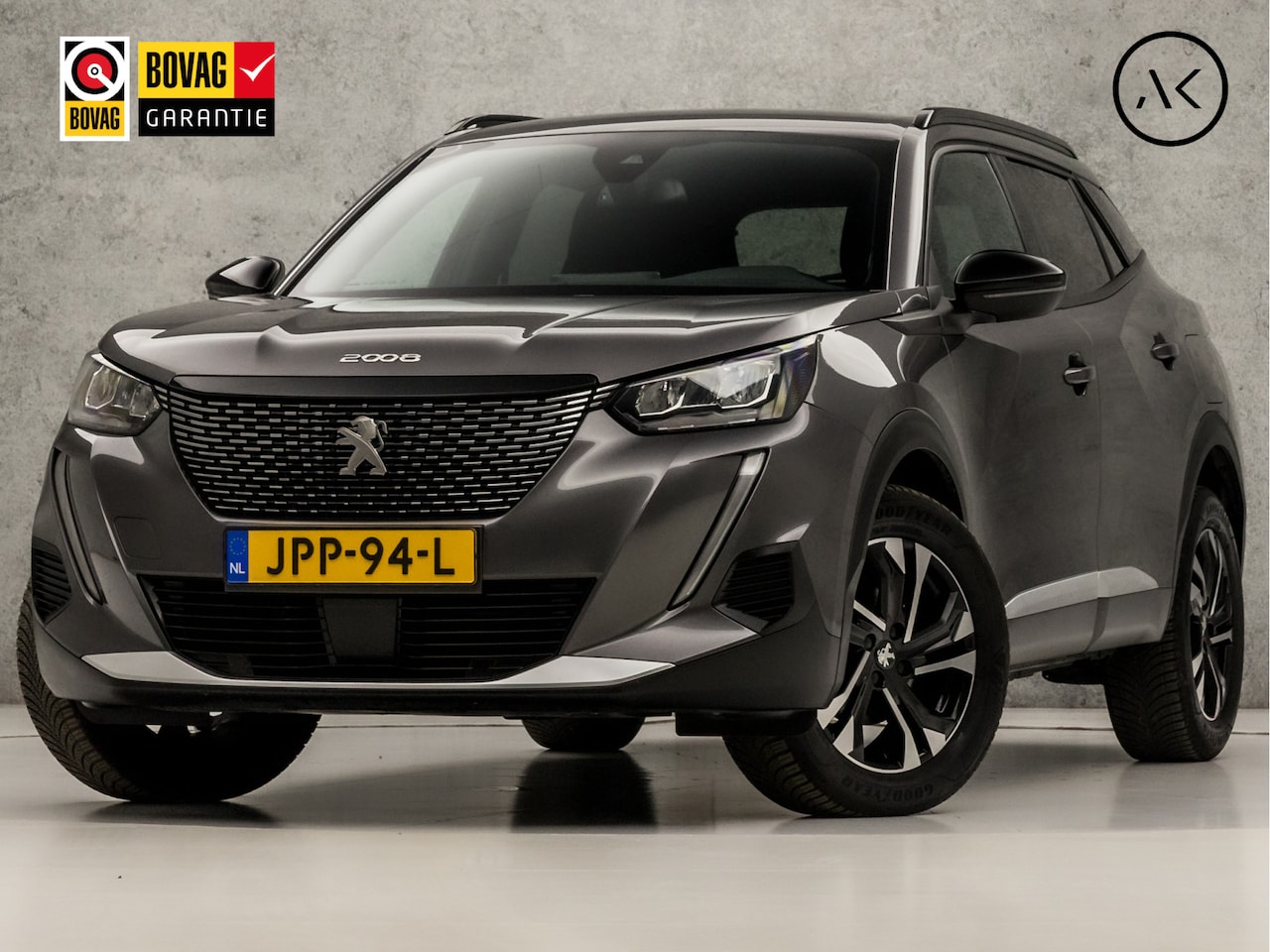 Peugeot 2008 - 1.2 PureTech Allure Sport Automaat (APPLE CARPLAY, GROOT NAVI, LEDER, ZWART HEMEL, 360 CAM - AutoWereld.nl
