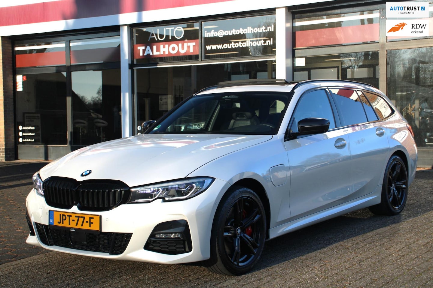 BMW 3-serie Touring - 330e xDrive High Executive - M3 ZETELS | PANO | TREKHAAK | 360 CAMERA | PARELMOER | HARMAN - AutoWereld.nl