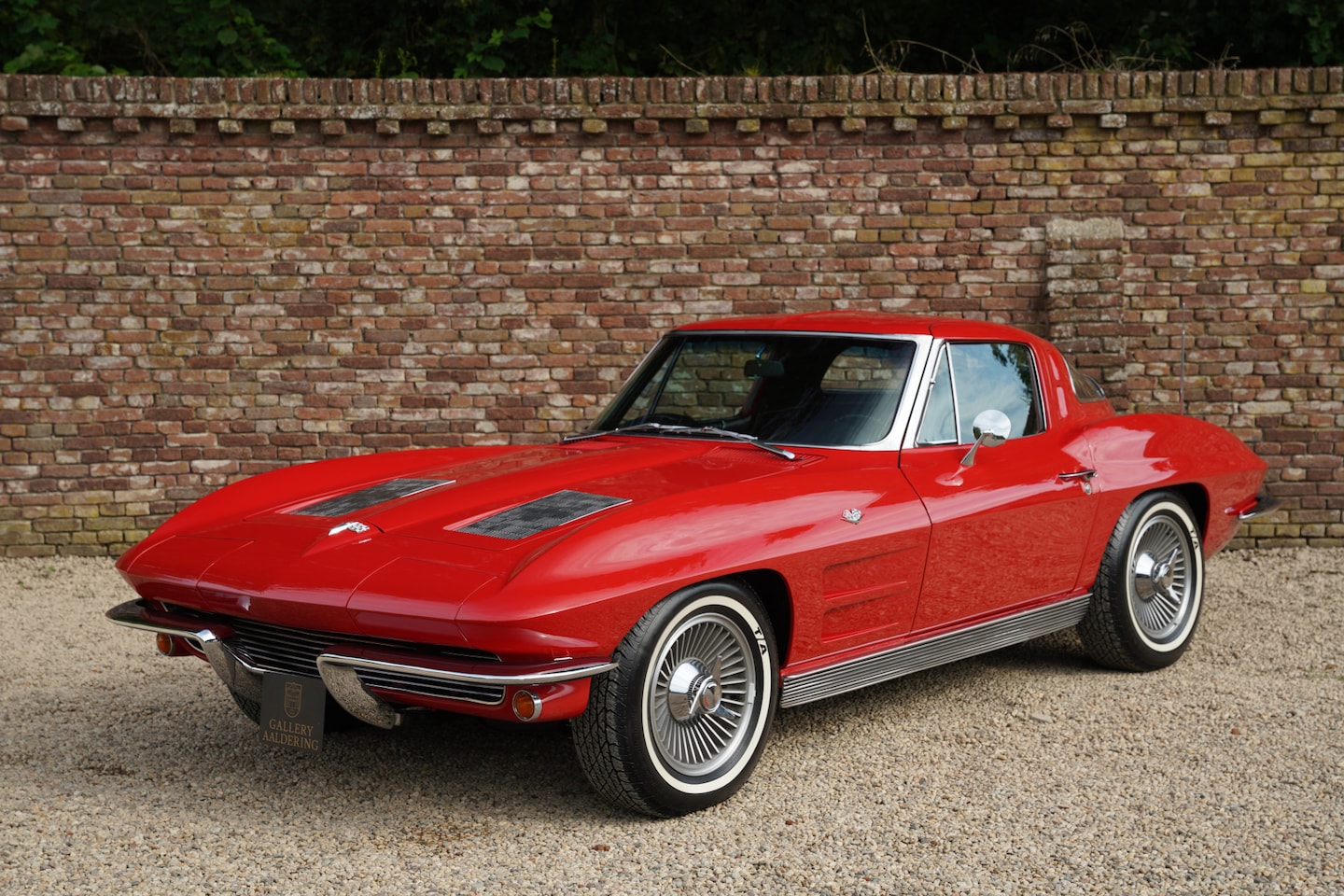 Corvette C2 - Sting Ray Split Window Rare one-year-only "Split Window" Coupé, Finished in Riverside Red - AutoWereld.nl