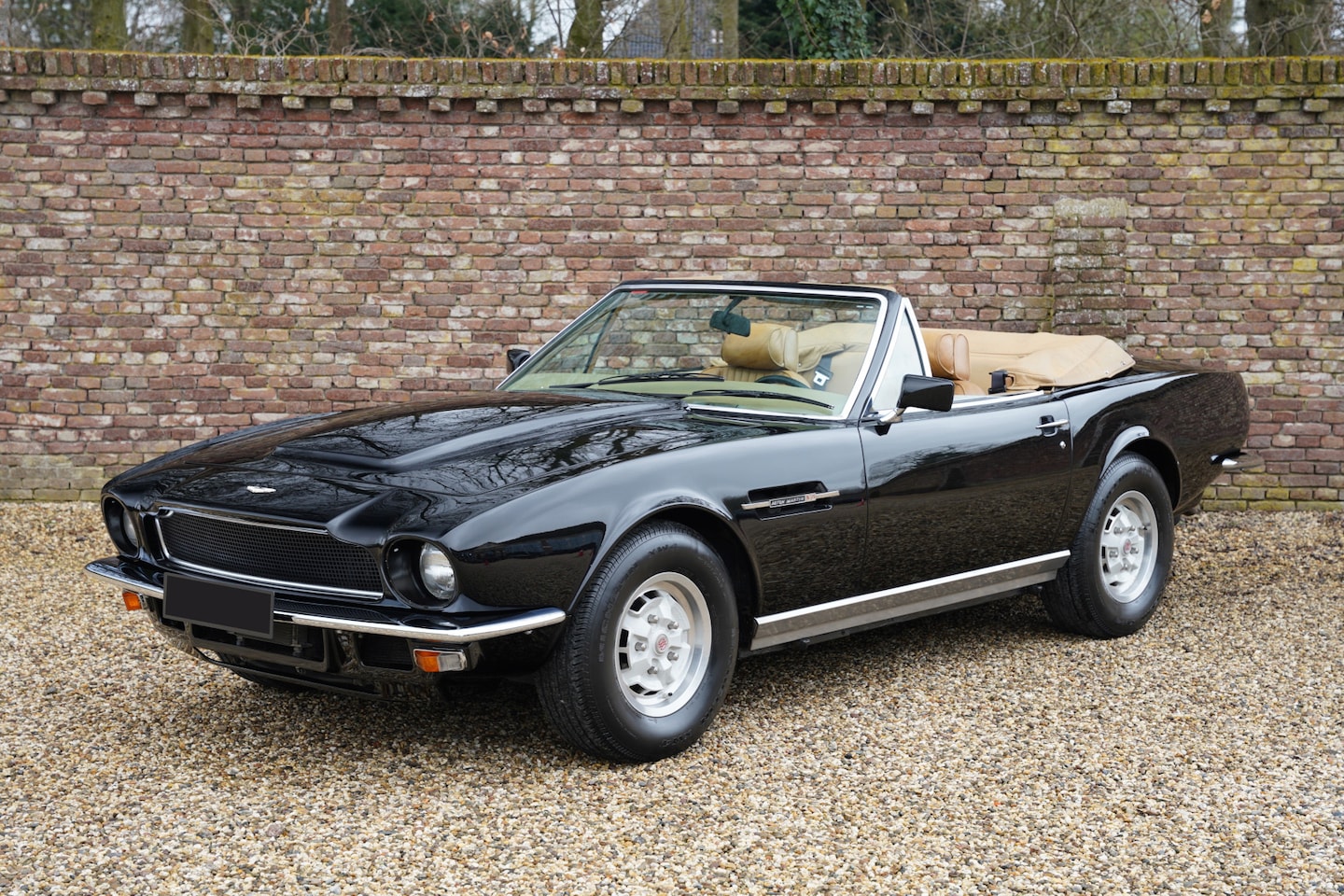 Aston Martin V8 Volante - Very original condition, Great colour combination, Finished in Ravens Black over a Tan int - AutoWereld.nl
